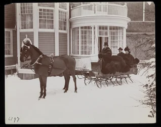 Ein Pferdeschlitten vor der Westmoreland Davis Residenz in Tuxedo Park, New York, 1899